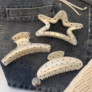 pince crabe à cheveux à pois accessoire requin beige style rétro