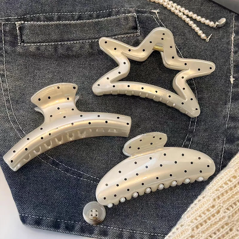 pince crabe à cheveux à pois accessoire requin beige style rétro