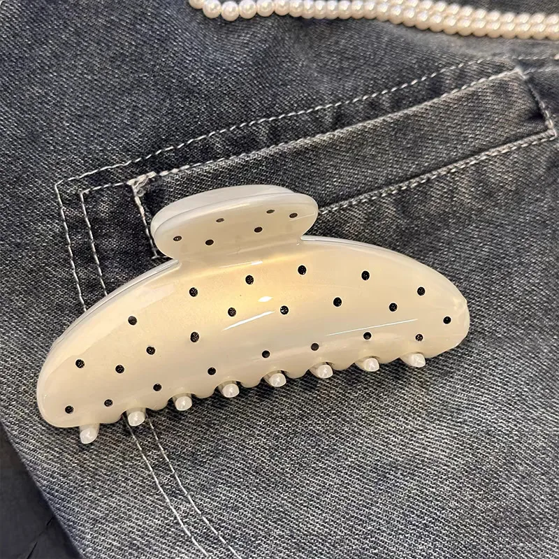 pince crabe à cheveux à pois accessoire requin beige style rétro