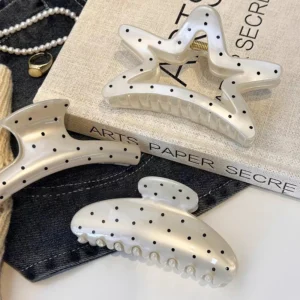 pince crabe à cheveux à pois accessoire requin beige style rétro