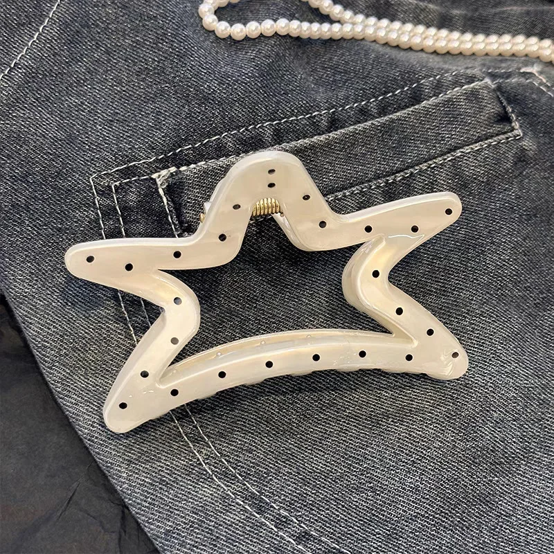 pince crabe à cheveux à pois accessoire requin beige style rétro