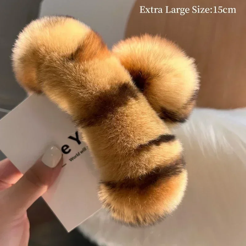 pince crabe en fausse fourrure peluche accessoire cheveux femme