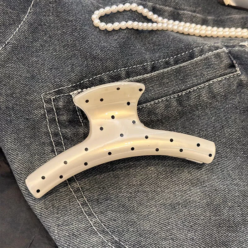 pince crabe à cheveux à pois accessoire requin beige style rétro