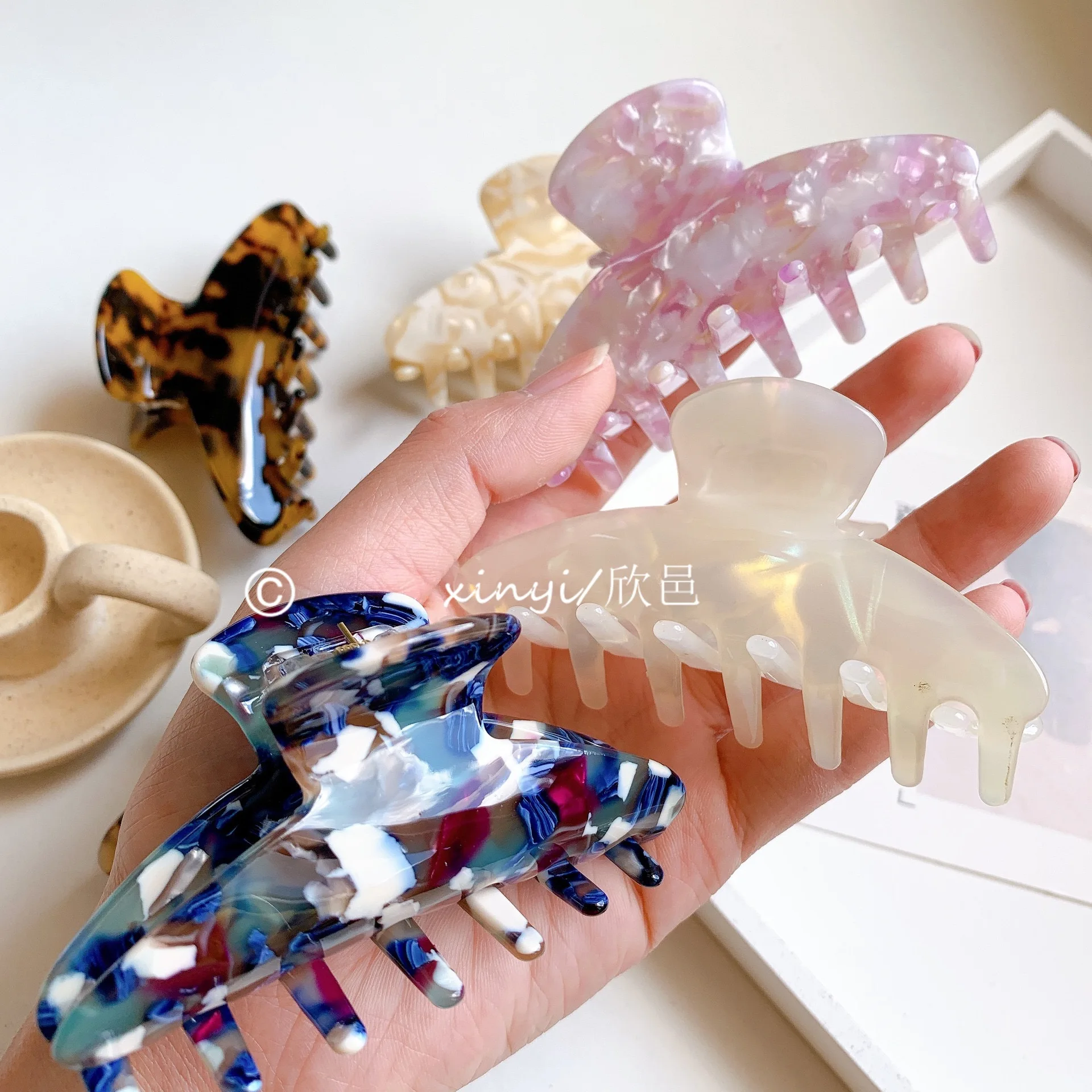 grande pince crabe en acétate motif écaille de tortue et léopard